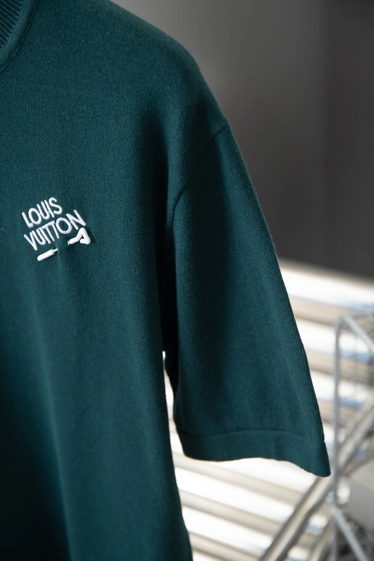 🅿️200 High Quality Lv 2025 Spring and Summer Pin🧷Short Sleeve Knitted Same as Official Website Customized Sweater Neck➕Front Chest Pin🧷Design High Density Imported Embroidery Custom Dyed Wool Yarn S M L XL